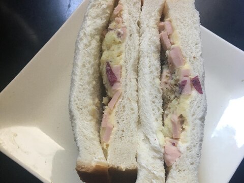 さつまいも、魚肉ソーセージのサンドイッチ